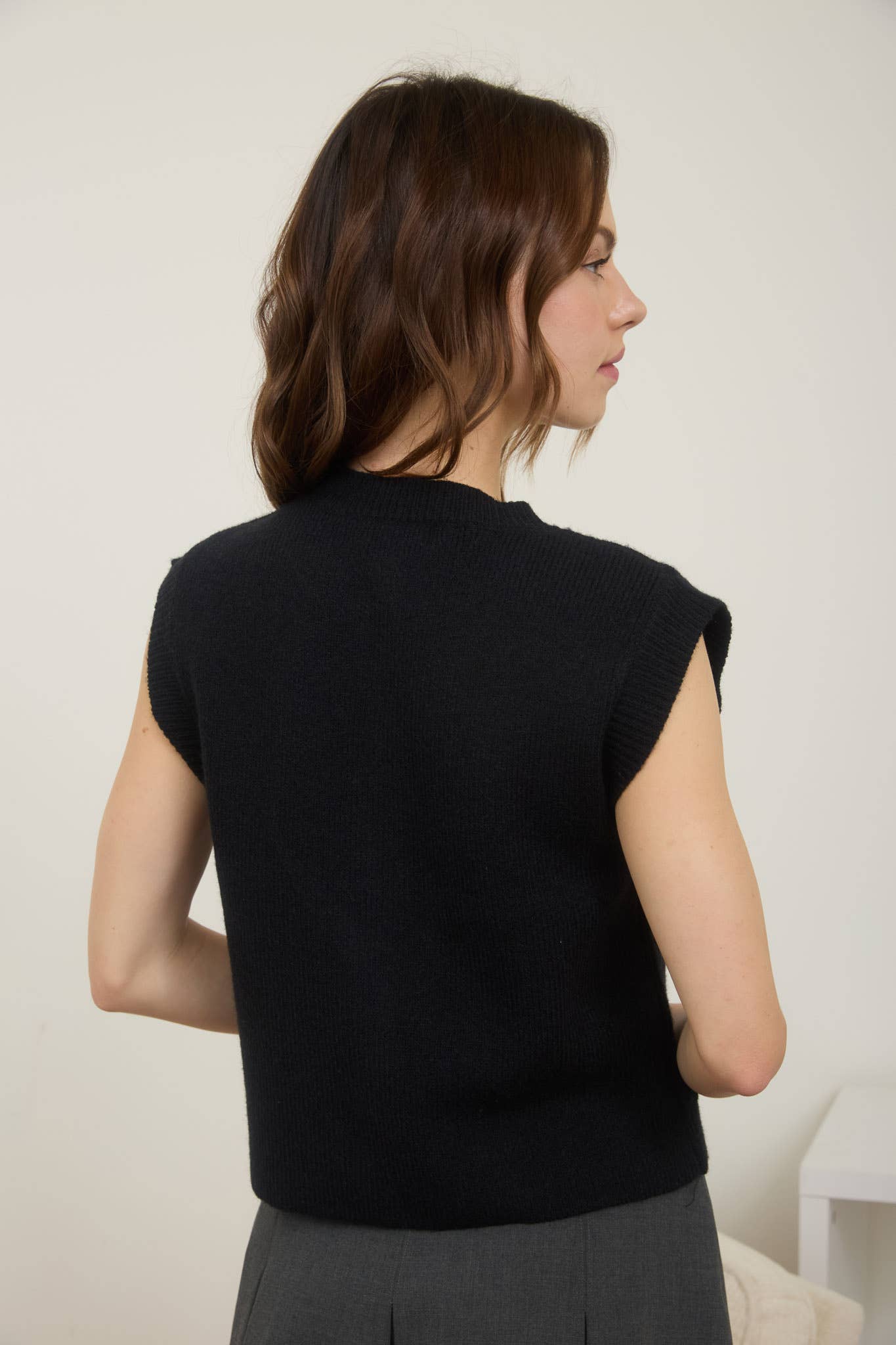 GOLD BUTTON SLEEVELESS POCKET DETAIL KNIT VEST