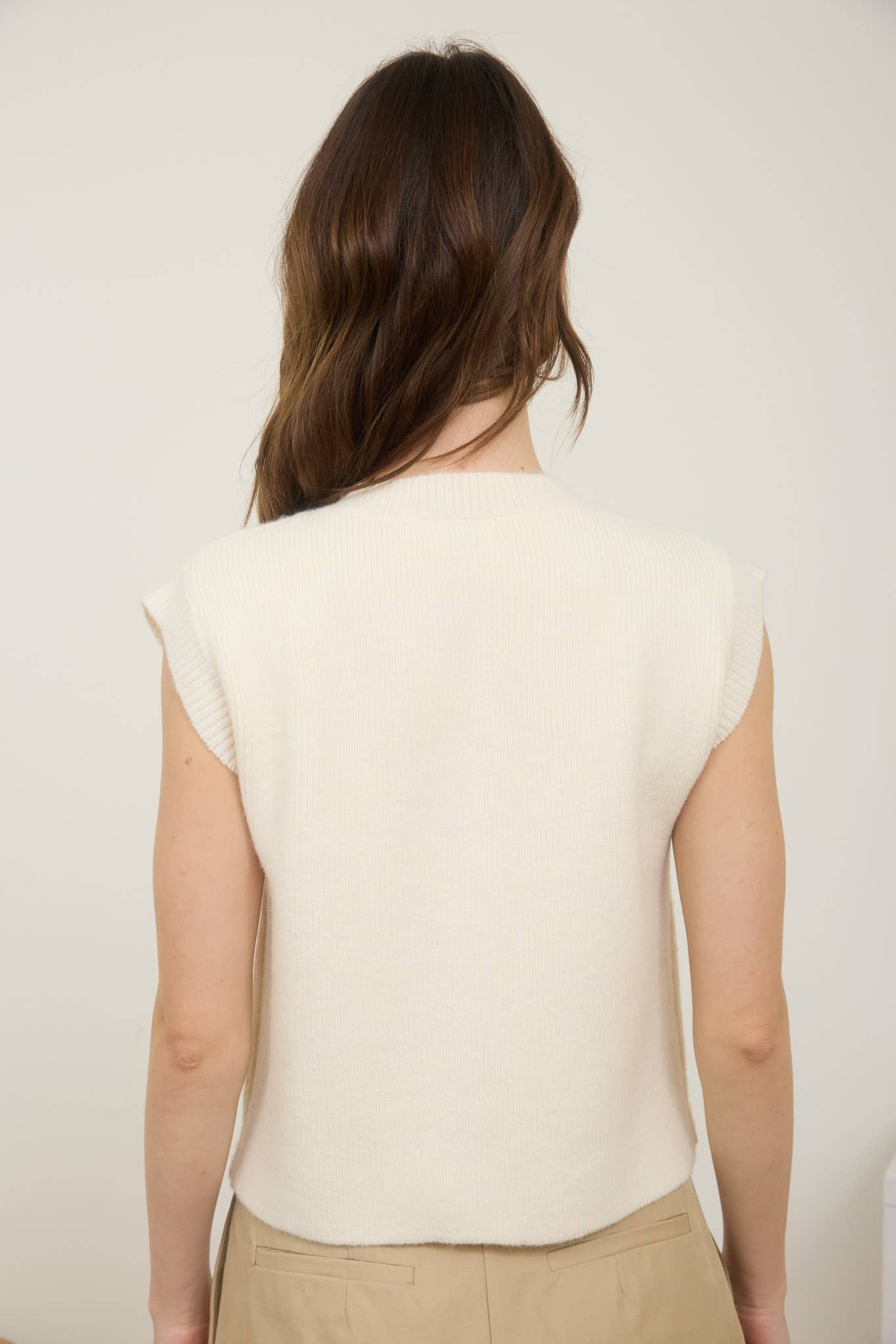 GOLD BUTTON SLEEVELESS POCKET DETAIL KNIT VEST